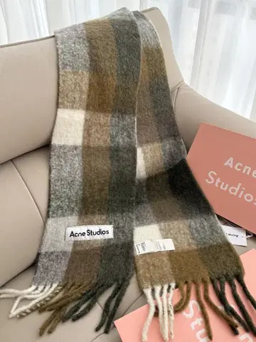 그레이/브라운/화이트 체크 무늬 머플러