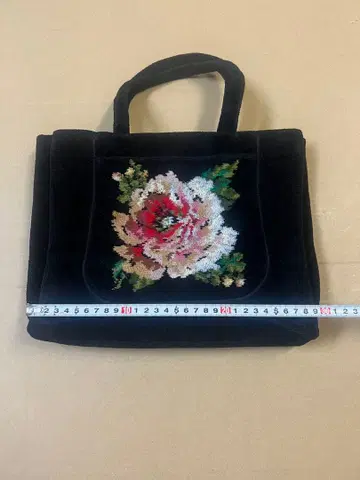 꽃무늬 자수 벨벳 토트백 블랙