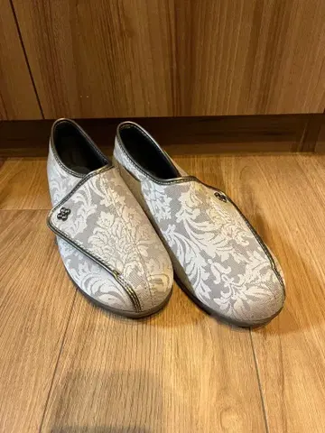 간호용 신발 꽃무늬 슬립온 슈즈 실외용 23.5cm