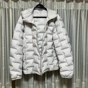 유니클로 화이트 후드 부착 코트