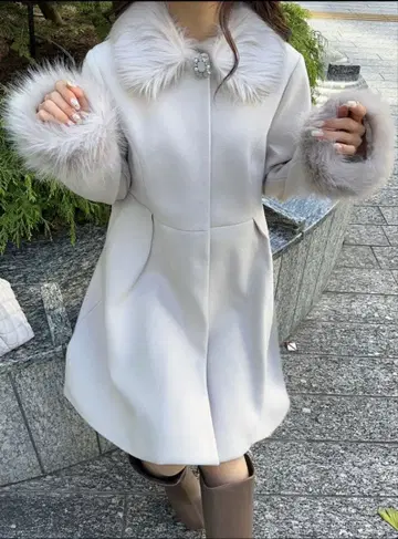 GRL 미사용 새상품 화이트 퍼 A라인 코트