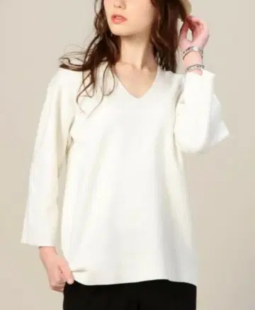 [ 새상품 ] 뷰티&유스 코튼 밀라노리브 V넥 니트