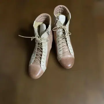 베이지와 브라운의 하이컷 부츠