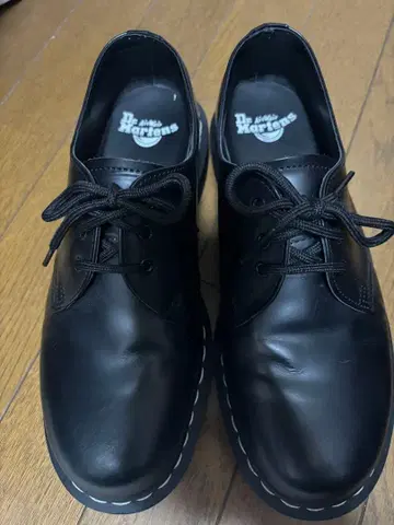 닥터 마틴 화이트 스티치 가죽 신발