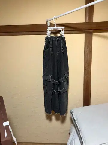 다크 그레이 카고 팬츠 스트랩 포함