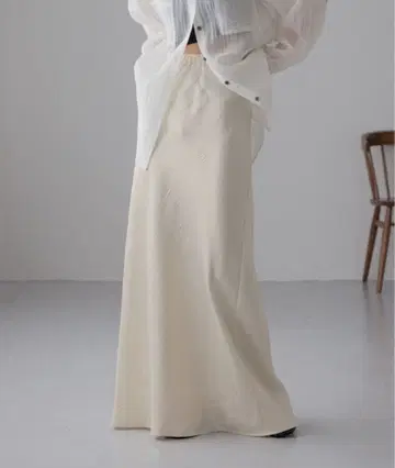 LOWRYS FARM 스트레치 새틴 스커트