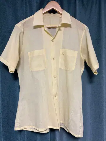 연한 노란색 반팔 셔츠 왕관 자수 포함