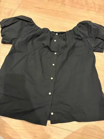 오프숄더 블랙 반팔 셔츠 러그문