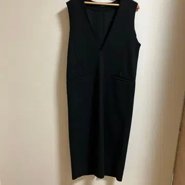 [ 저널 스탠다드 ] 블랙 V넥 슬리브리스 원피스