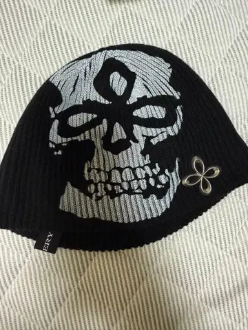 스컬 디자인 니트 모자 블랙