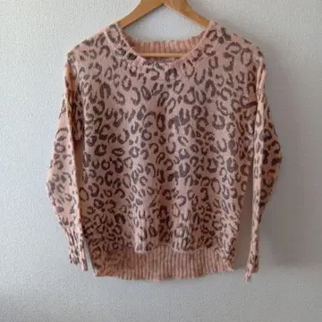 딥드롭스 레오파드 무늬 핑크 긴팔 니트
