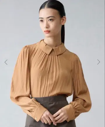 티아라 턱 칼라 블라우스 카멜