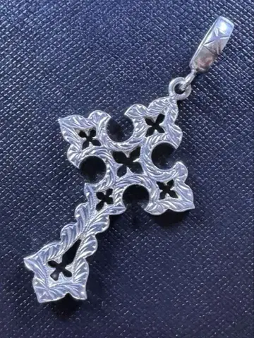 로리 로드킨 노트르담 크로스