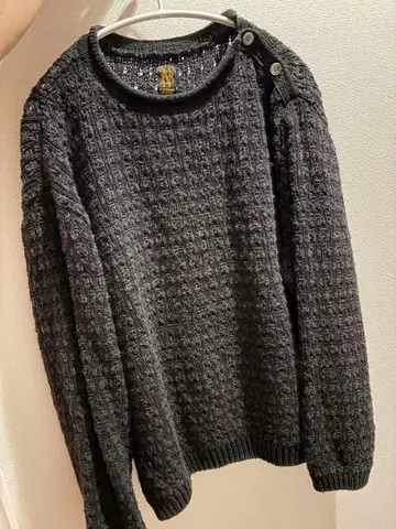 BATONER 다크 그레이 니트 스웨터