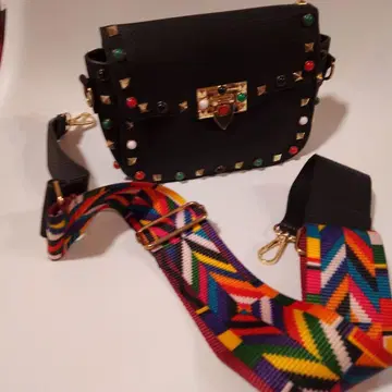 미사용 새상품급 스터드 장식 블랙 숄더백