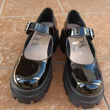 ZARA 에나멜 메리제인 로퍼