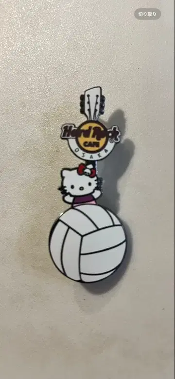 헬로키티 배구 핀 배지