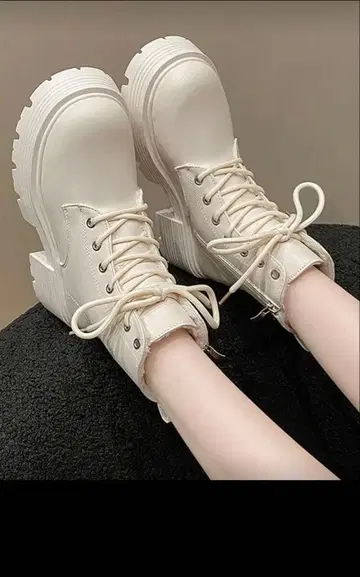 화이트 퍼 포함 통굽 부츠