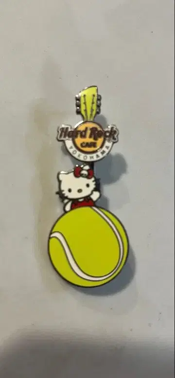 헬로키티 테니스공 핀 배지