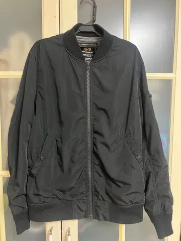 ALPHA INDUSTRIES 블랙 MA-1 플라이트 자켓