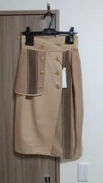 베이지 디자인 타이트 스커트