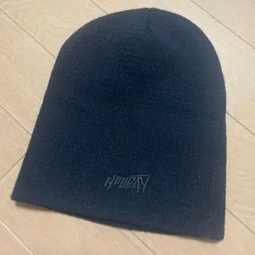 HOLIDAY 블랙 니트 모자