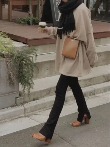 Mila Owen 세미 스트레이트 슬릿 니트 레깅스