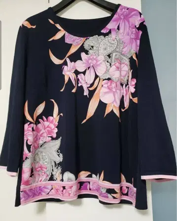 컨디션 최상 레오나르 다크 네이비 7부 소매 스웨터 42