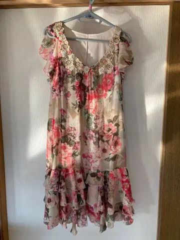 꽃무늬 슬리브리스 무릎 기장 원피스 비즈 장식 안감 부착