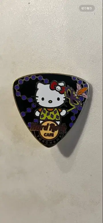 헬로키티 핀 배지 삼각형