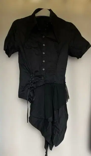 블랙피스나우 백리본 레이스업 디자인 아지메 반팔 블라우스