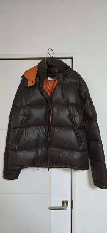 TAKEO KIKUCHI 후드 부착 다운 자켓 블랙과 오렌지