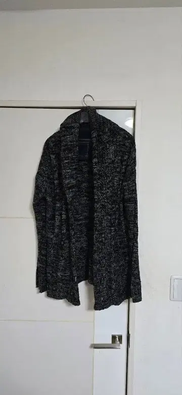 블랙과 화이트 니트 가디건