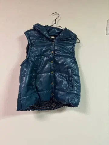 네이비 후드 부착 다운 베스트