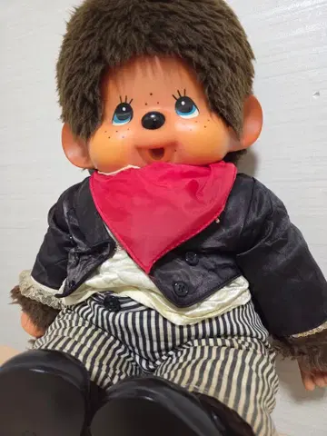 인형 블랙 자켓 빨간색 반다나