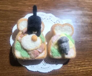 아침 식사 빵을 물고 있는 고양이 브로치 2개 세트