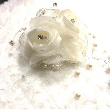 도쿄 소와르 화이트 로즈 코사지