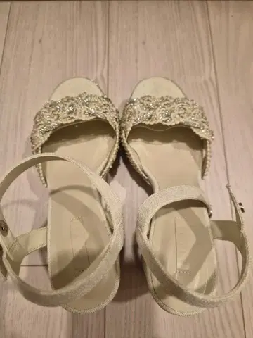 RANDA 비쥬 장식 아이보리 샌들 M 사이즈