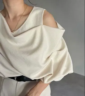 카프리스 레 마쥬 드레이프 원숄더 풀오버