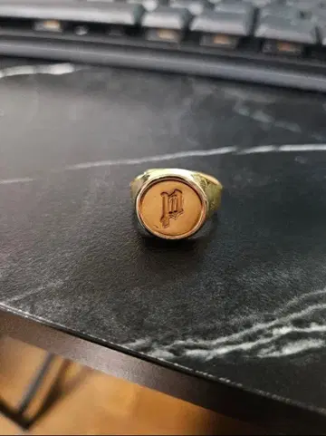 Pointless Journey Toy ring P 로고 골드