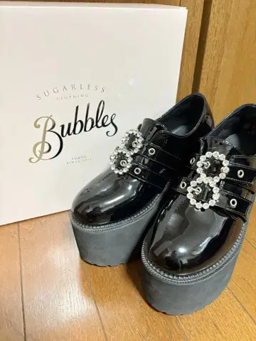 Bubbles 비쥬 장식 블랙 통굽 로퍼 37