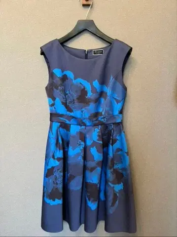 파랑과 블랙 꽃무늬 슬리브리스 원피스