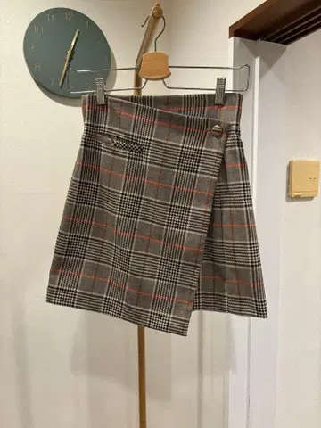 체크 무늬 랩스커트