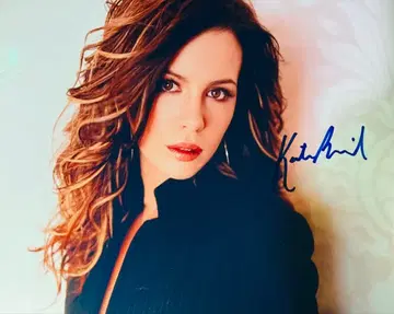 언더월드 케이트 베킨세일 친필 사인 사진 m9