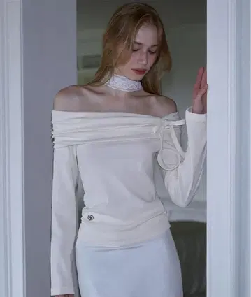 오프숄더 아이보리 스웨터