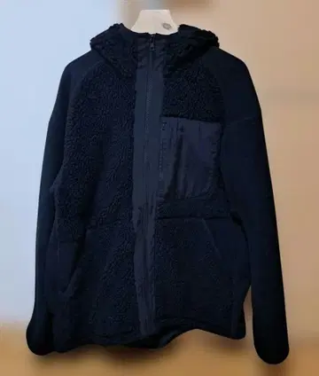 유니클로 x 화이트 마운티니어링 플리스 후드티 / 사이즈 L 블랙