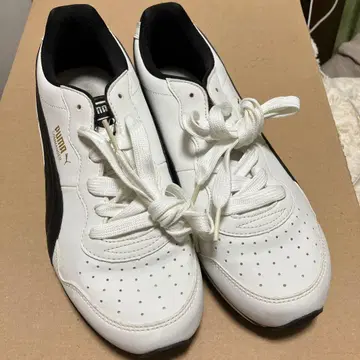 PUMA 화이트/블랙 스니커즈