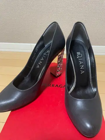 DIANA 블랙 하이힐 장식 힐