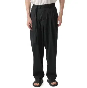 어태치먼트 PE/LI BELTED TAPERED FIT TROUSERS