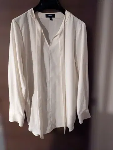 Theory 아이보리 보타이 블라우스